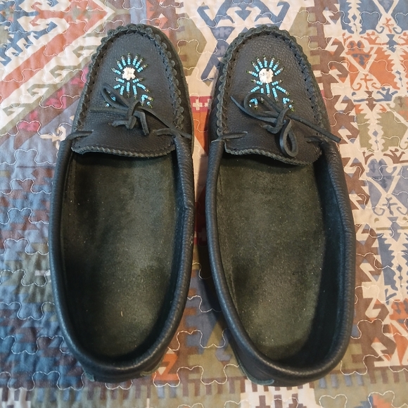 Vintage Beaded Moccasins Hide Leather Size 10 Black Handcrafted Slippers - Picture 6 of 13